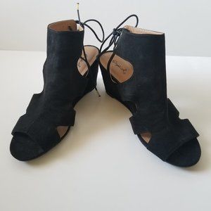 Qupid Black Faux Suede Cutout Wedge Sandal (size 9)